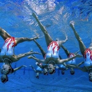 在线体育博彩-草皮上的火焰，当C罗赛事惊险取胜新规点燃体坛争议，C罗惊险取胜引爆新规体坛争议